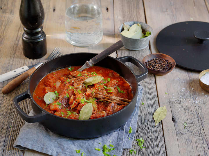 Stifado er en gresk kjøttgryte full av nydelige middelhavssmaker. 