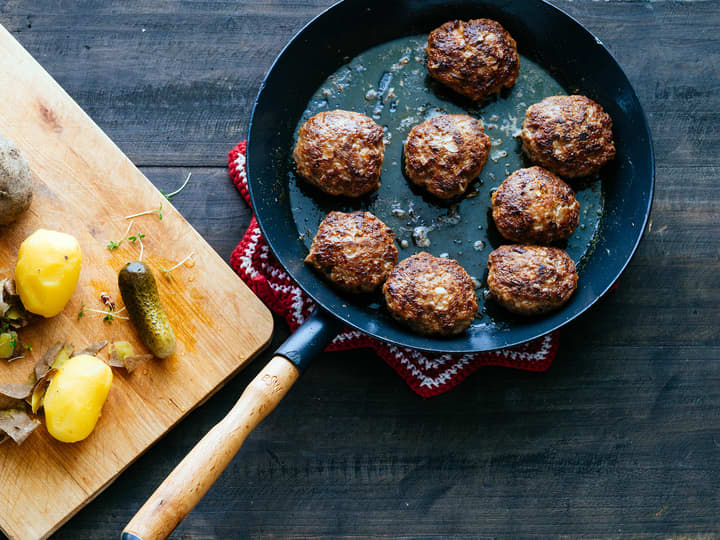 Kjøttbollene er klare på under 15 minutter, uansett om du velger å steke de i ovn eller i panne. 