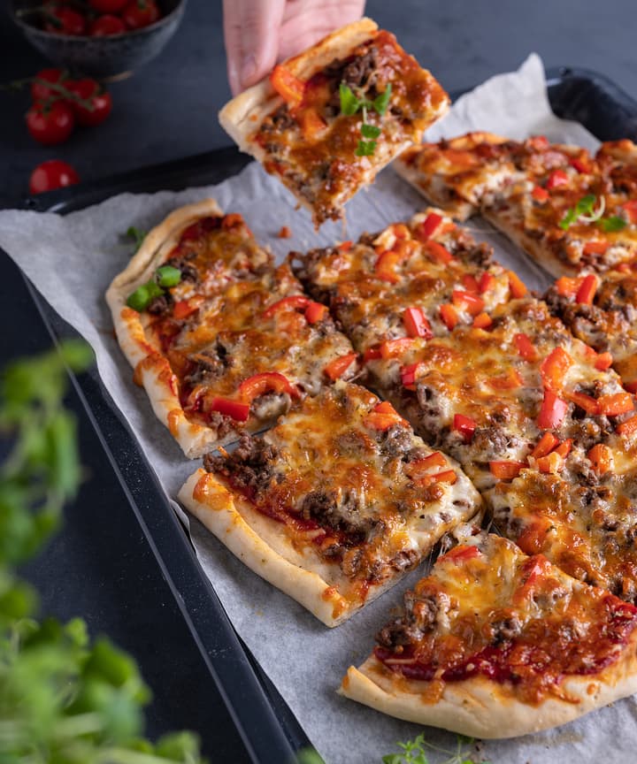 Hjemmelaget langpannepizza med kjøttdeig er nordmenns fredagsfavoritt.