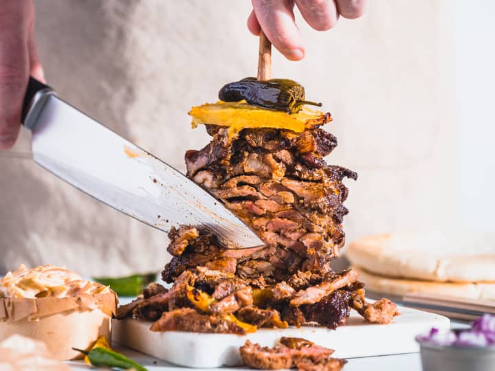 Shawarma stekes på spyd og skjæres av i strimler 