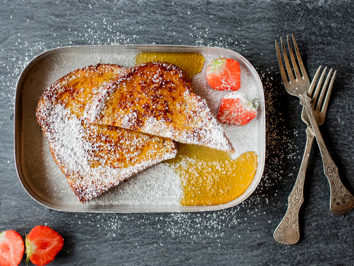 Julekaken kan få nytt liv som arme riddere. Sikt melis over og server med ferske bær!