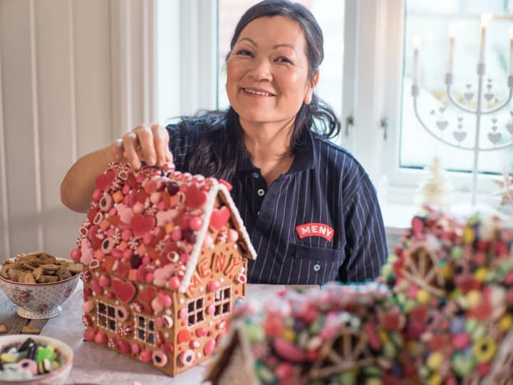 Linn Kristina blir inspirert av eventyr som Hans og Grete når hun skal pynte pepperkakehus.