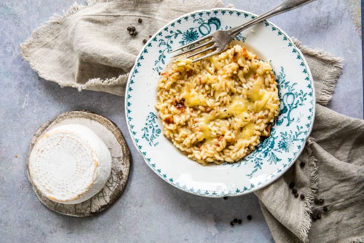 Lag risotto, bytt ut parmesan med Raudberg og la osten smelte inn i risen. Nydelig og smaksrik risotto!