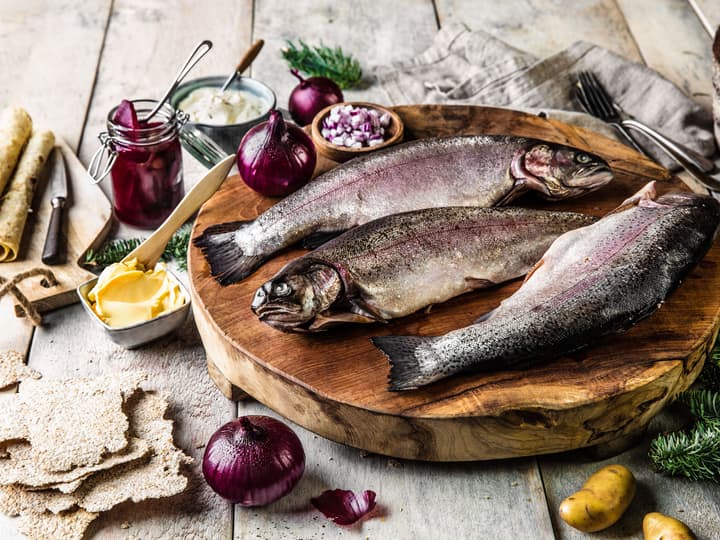 Rakfisk får du som hel fisk, flådd og i filet.