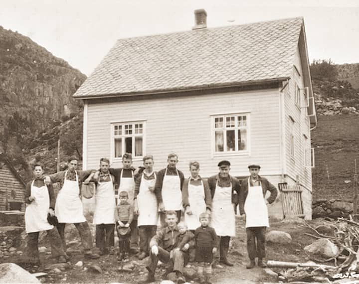I 1923 flyttet Lundals nærmere fjorden