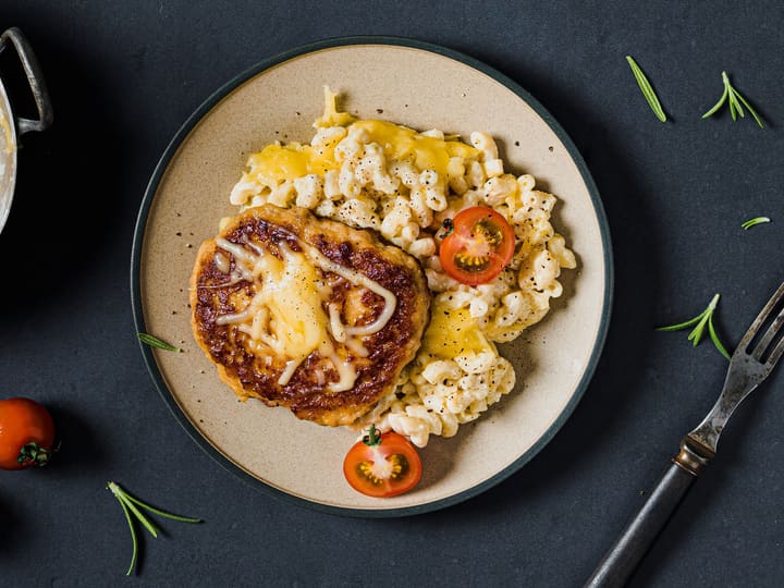 Prøv vår gode mac'n cheese med varm karbonade.