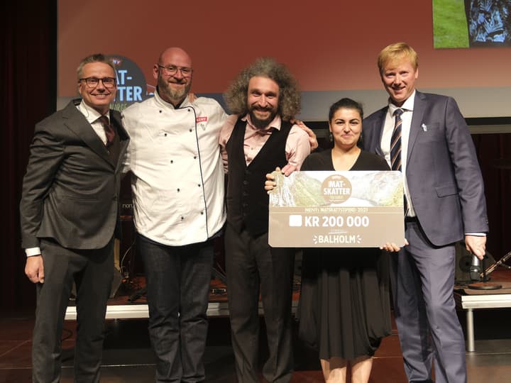 Balholm fikk stipend på kr 200.000 til videreutvikling av plommeprodukter. F.v: Eivind Haalien (NorgesGruppen), Espen Lie (MENY) Gard Eitungjerde Høyvik, Tuba Ardic og Vegard Kjuus (MENY)