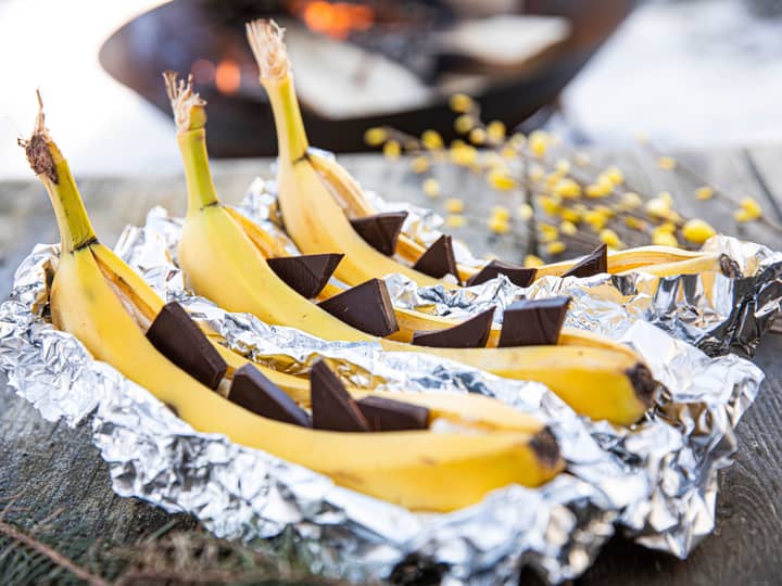 Lag din egen turvariant av banansplitten. Snitt en banan og putt sjokolade og nøtter oppi - en nydelig dessert på tur!