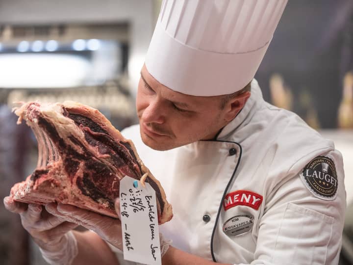- Dry aged har en rik umami-smak, forteller Kim Ronny. 