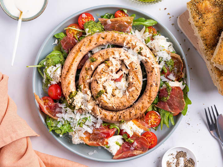 Grillet salsiccia med tomat, spekeskinke og mozzarella - garantert en fulltreffer til middagen!