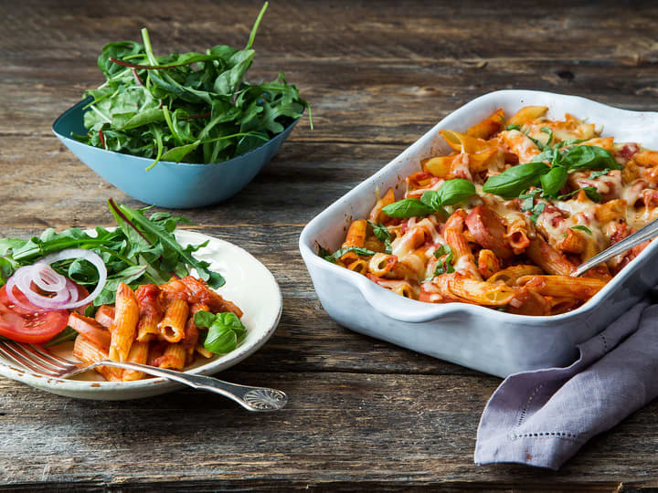 Pølsegrateng med pasta og grønnsaker er en enkel og lettvint middagsfavoritt for barn og voksne.