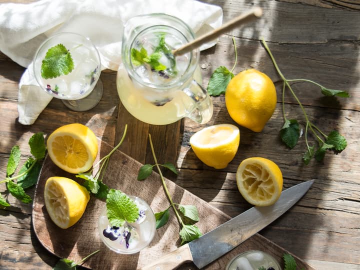 Frisk limonade er en frisk og avkjølende drikk i sommervarmen. Smaksett gjerne med urter eller spennende frukt som litchi.