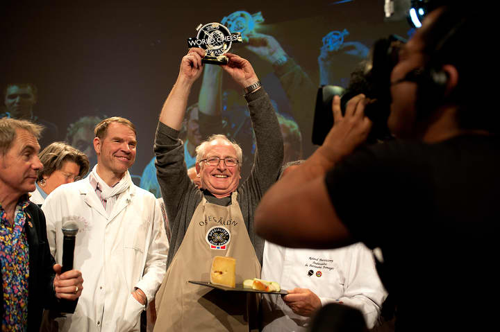 Jørn Hafslund fra Ostegården med vinnertroféet i Bergen i 2018