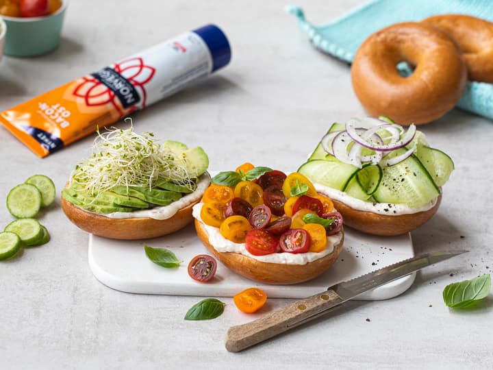 Smøreost er godt å kombinere med frisk topping som tomat og agurk