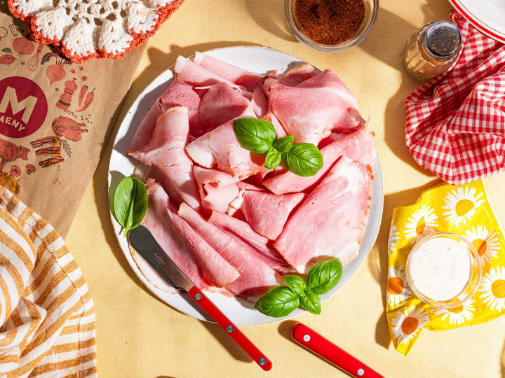 Sommerskinke er like godt på brødskiver som til middag. Server den med brokkolisalat for et enkelt måltid i sommer