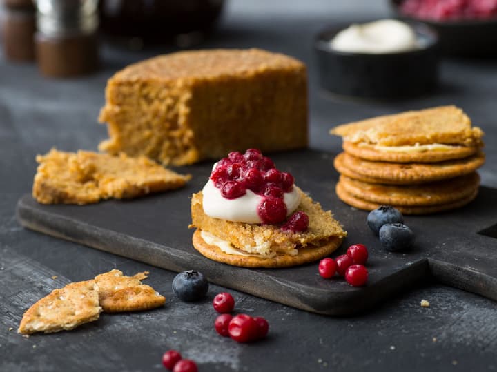 Med meierismør, rømme og tyttebær smaker gamalosten ekstra godt på saltkjeks eller skive godt brød!
