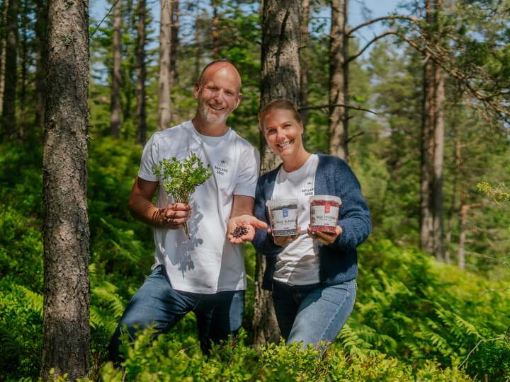 Gunnar og Pernille i blåbærskogen rett bak husene på gården