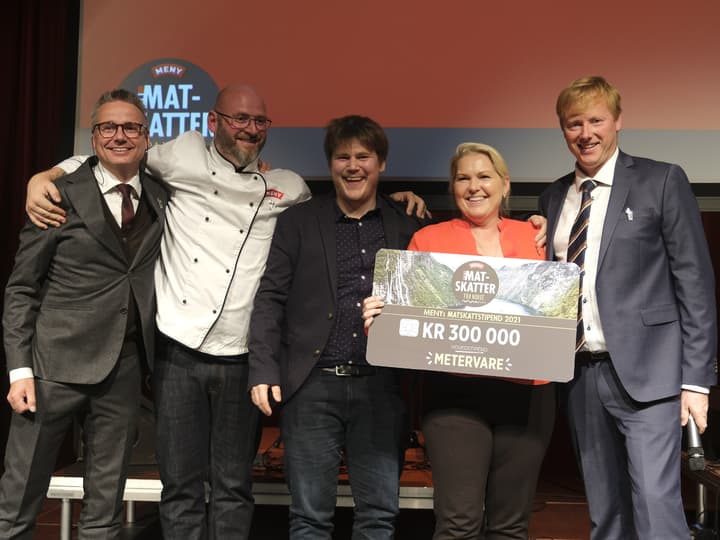 Metervare vant årets hovedstipend på kr 300.000. F.v: Eivind Haalien (NorgesGruppen), Espen Lie (MENY) , Helge Tungen, Brit Selebø og Vegard Kjuus (MENY)