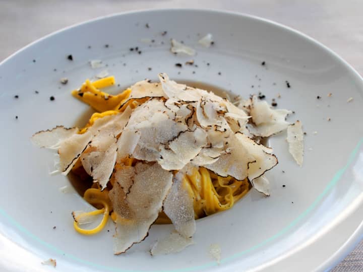 Ofte blir fersk trøffel revet eller skåret i tynne skiver med mandolinjern, og  toppet på matretter som pasta. 