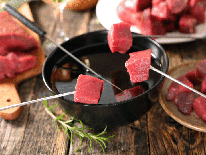 Fondue er sosial mat som er perfekt når du skal ha gjester.