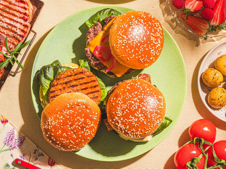 Lite slår en saftig, hjemmelaget burger på grillen. 