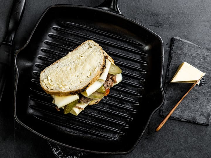 Et ostesmørbrød er en fin måte å bruke opp restene i kjøleskapet på