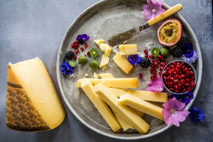 Skjær rause staver av en god fastost og server med kiwibær, granateple og pasjonsfrukt. God skinke eller ristede mandler passer også godt til!