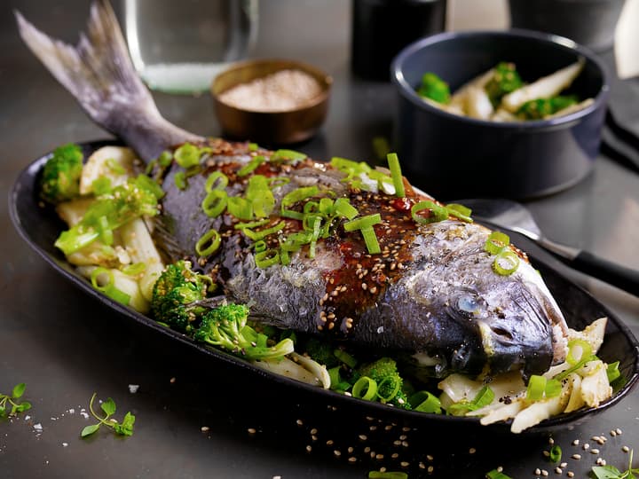 I fiskedisken finner du spennende og eksotisk fisk, som dorade. Trenger du hjelp til å sløye fisken hjelper vi deg gjerne!