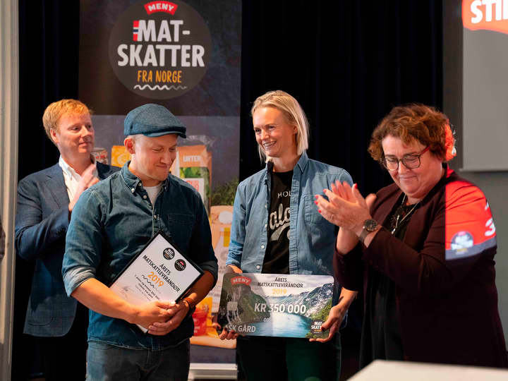 MENY-sjef Vegard Kjuus og Landbruks- og matminister Olaug Bollestad deler ut prisen til Ask.