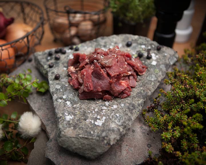 Reinsdyrskav er kjøttbiter fra reinsdyret som er skjært i tynne skiver. Rein finnbiff fra Finnmark Rein finner du i frysedisken, og er derfor å få tak i hele året. Stekes fra fryst tilstand. 