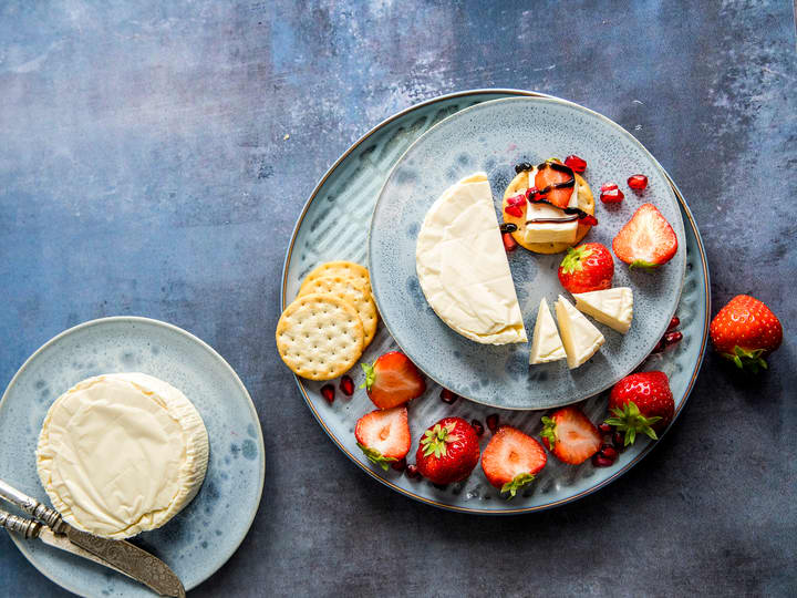 Prøv klassikeren Fryd Crème Kirsebær med salt kjeks og friske jordbær. Pynt med Saba - tyktflytende balsamico fra Modena. 