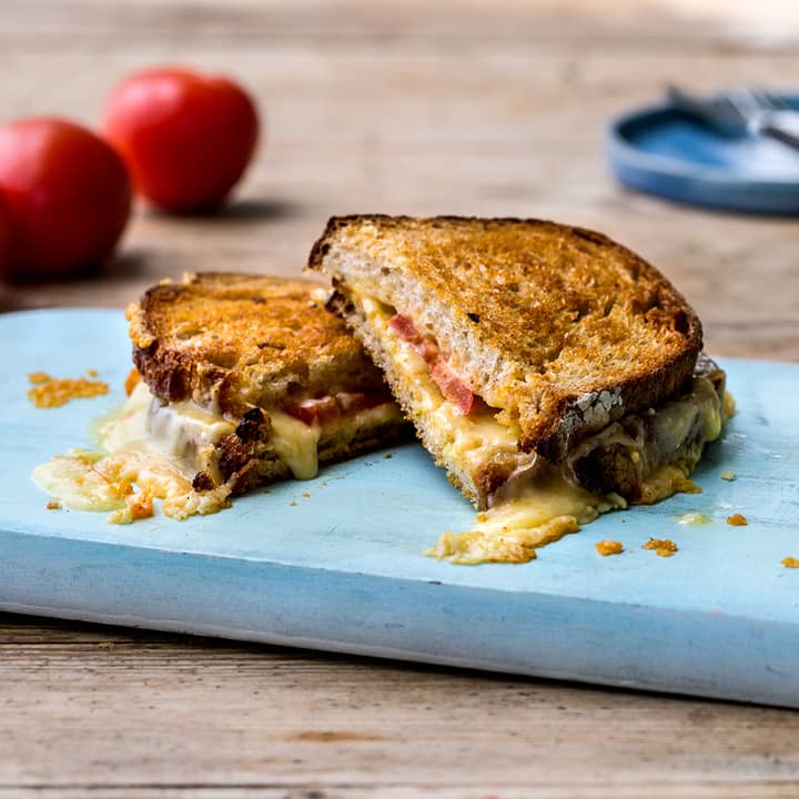 Norsk alpeost har masse smak og gode smelteegenskaper, så den egner seg veldig godt til bruk i et realt ostesmørbrød. 