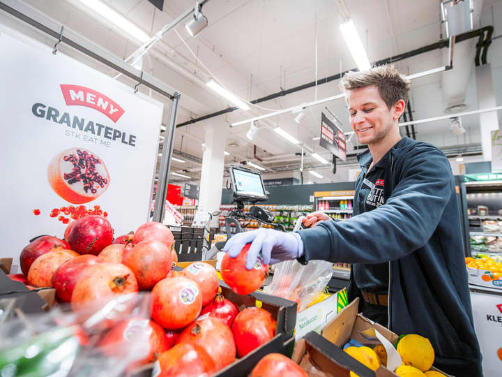 Dyktige matarbeidere plukker frukt og grønt direkte i butikkene. Slik blir det like høy kvalitet på varene i nettbutikken som i butikkene