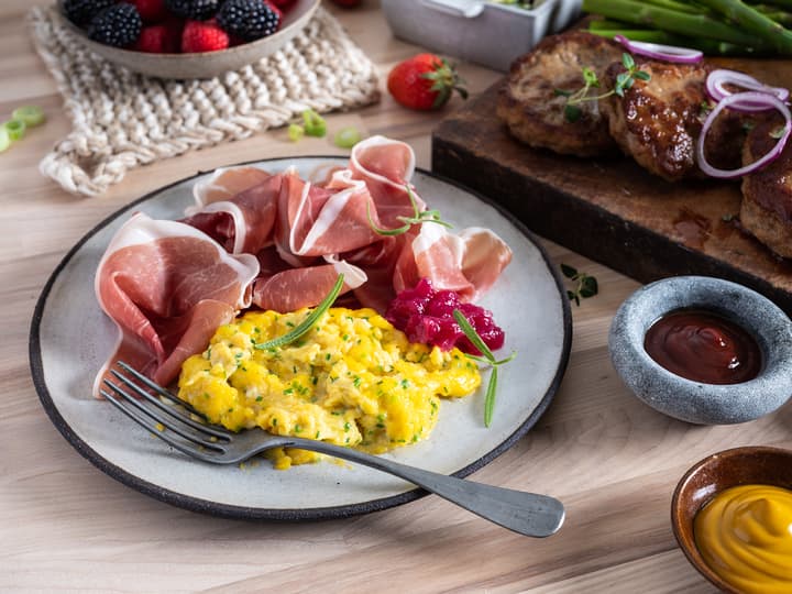 Spekeskinke og spekemat er et must på koldtbordet. Server med klassisk eggerøre, flatbrød og rømme