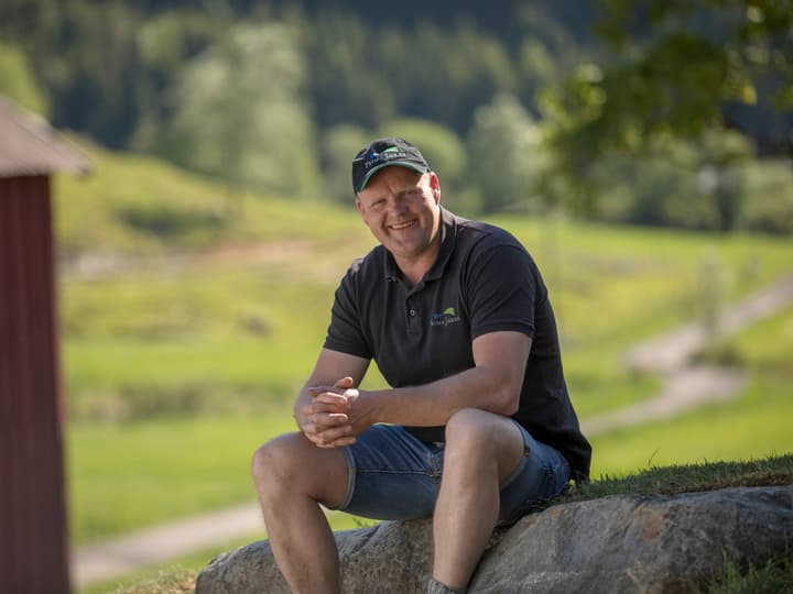 Leif Håkon visste siden han var 8 år har han visst at det var bonde han skulle bli, og tok over gården som 21-åring. I dag driver han med både kjøttfe, sau og gris.