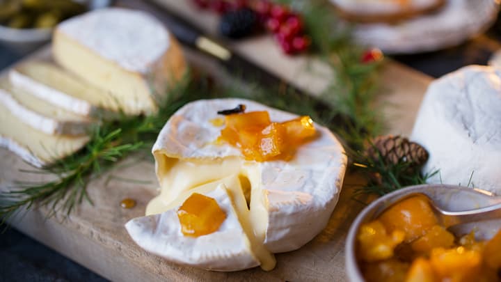 En camembert kan du servere varm - nydelig til julefrokosten! 