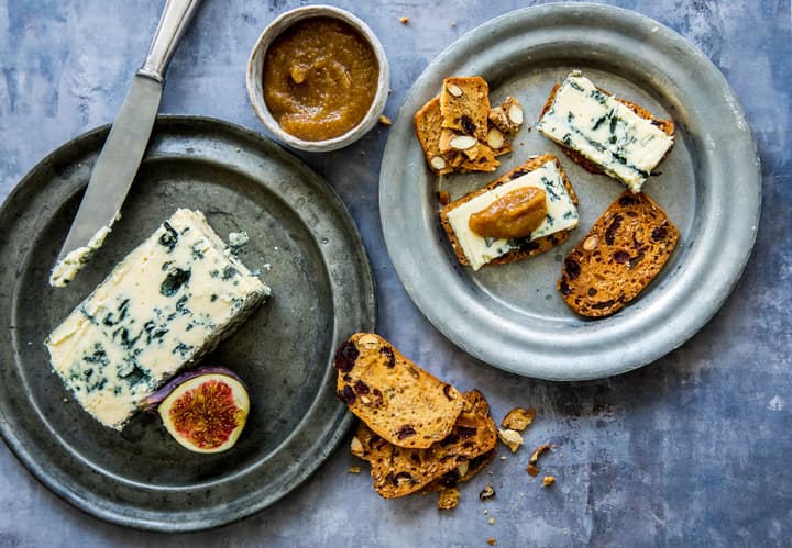 Legg skiver av Nidelven Blå på tynn og sprø toast med kirsebær, mandler og linfrø. Topp med fikenmarmelade med portvin, og nyt.