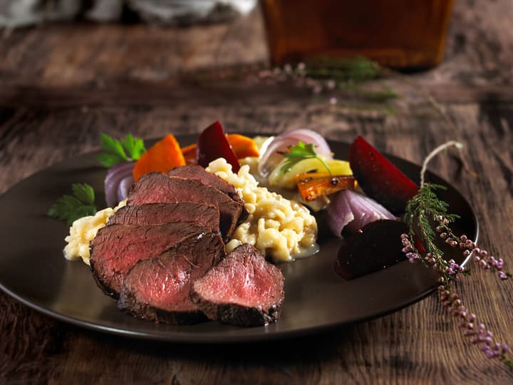 Risotto kan være en rett i seg selv, men passer også godt som tilbehør. Prøv med mør og saftig hjortefilet!