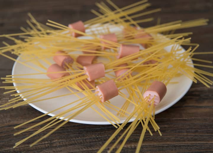 Pølsespaghetti er en morsom rett barna vil elske!