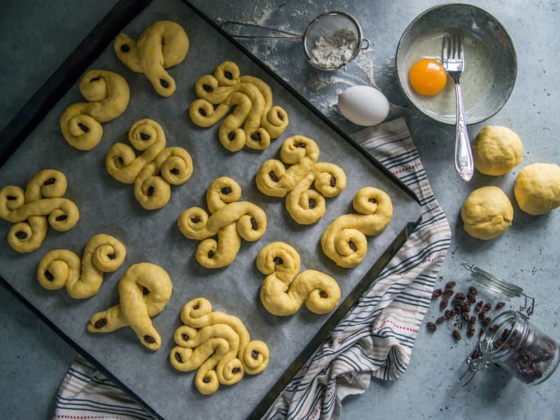 Slik former du lussekatter