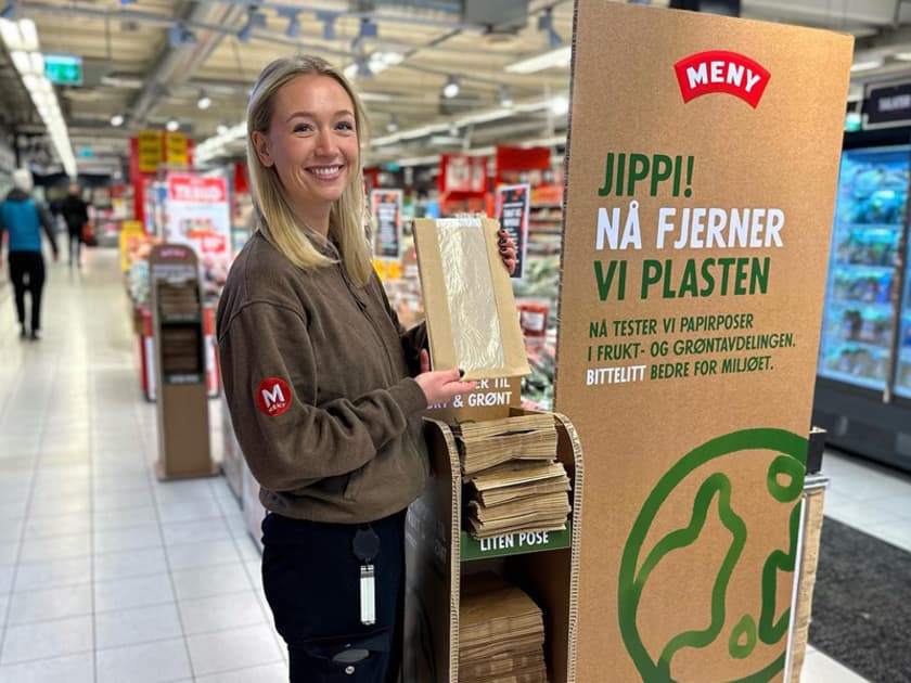 Kutter plastposen i grønnsaksavdelingen i pilot
