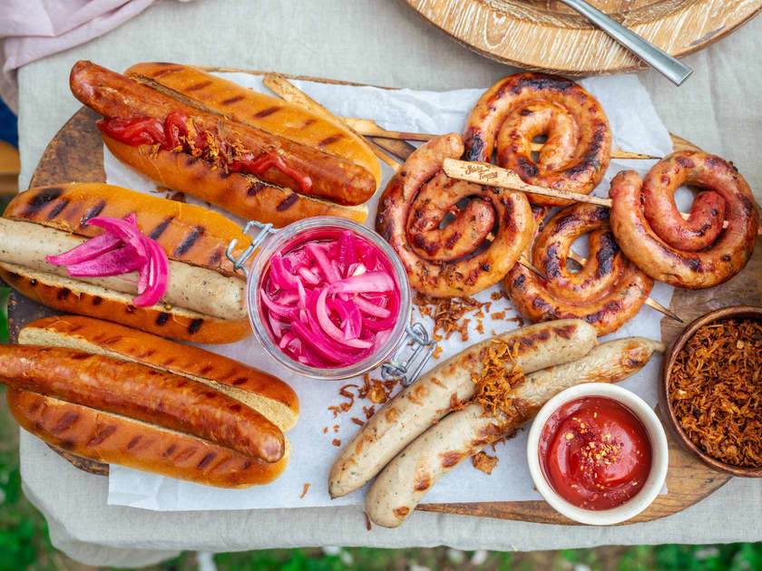 Saftige kvalitetspølser på grillen