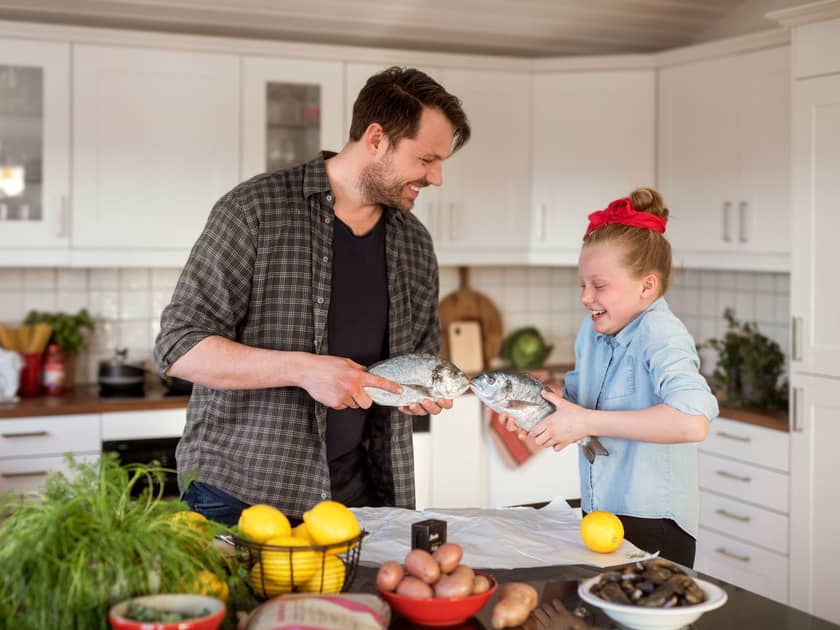 Enkle middager barna kan være med på å lage