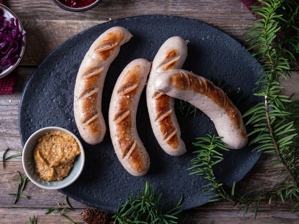 Medisterpølser og medisterkaker er et must til jul, og hos MENY finner du det store utvalget