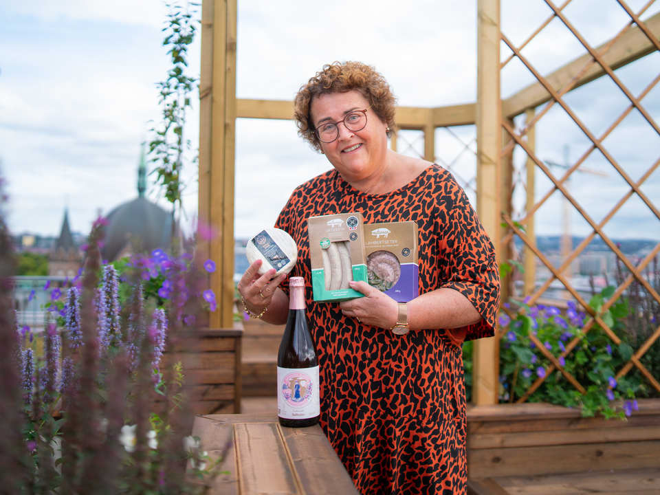 Landbruks- og matminister Olaug Bollestad (juryleder) viser frem vinnerne. 
