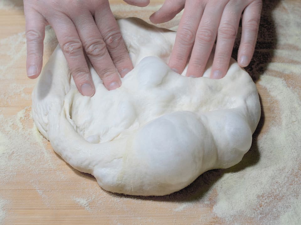 Et godt glutennettverk gjør at deigen blir sterkere og kan holde på gassen gjæret produserer. Dette gir store, luftige skroper. 