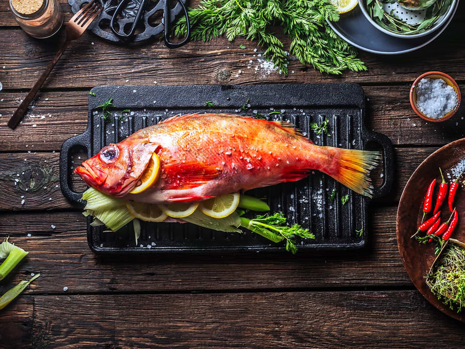 Hel fisk er perfekt å fylle med forskjellige urter. Hakk urtene og fyll dem i buken på fisken, som du så ovnsbaker eller griller. Legg gjerne inn noen sitronskiver for en frisk touch.