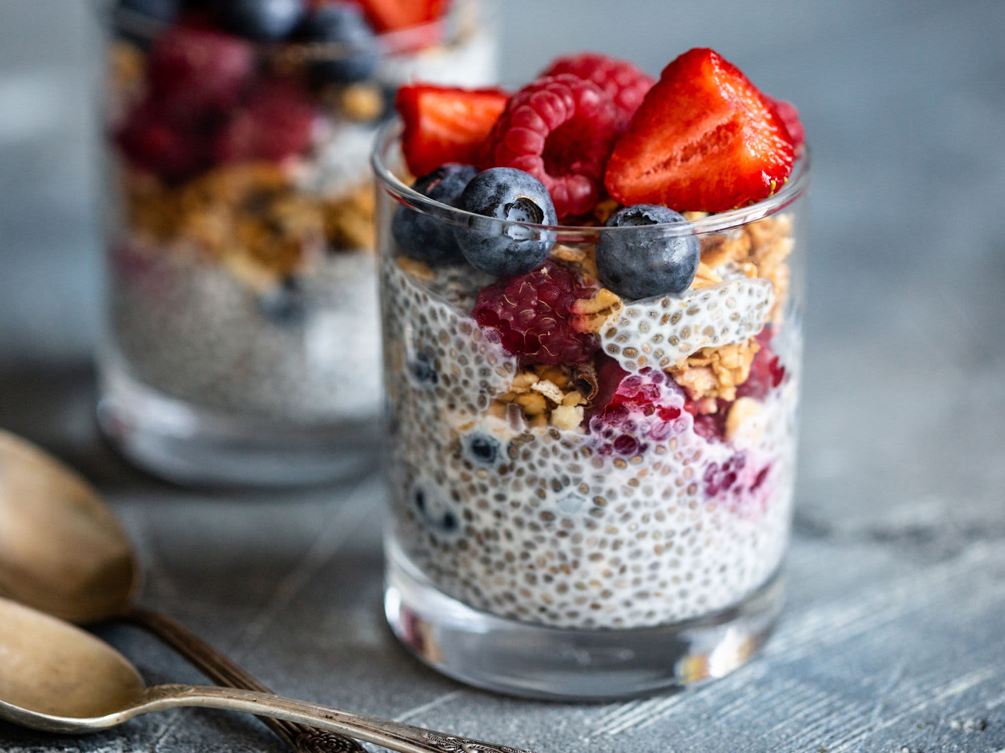 Chiapudding med granola og bær-image