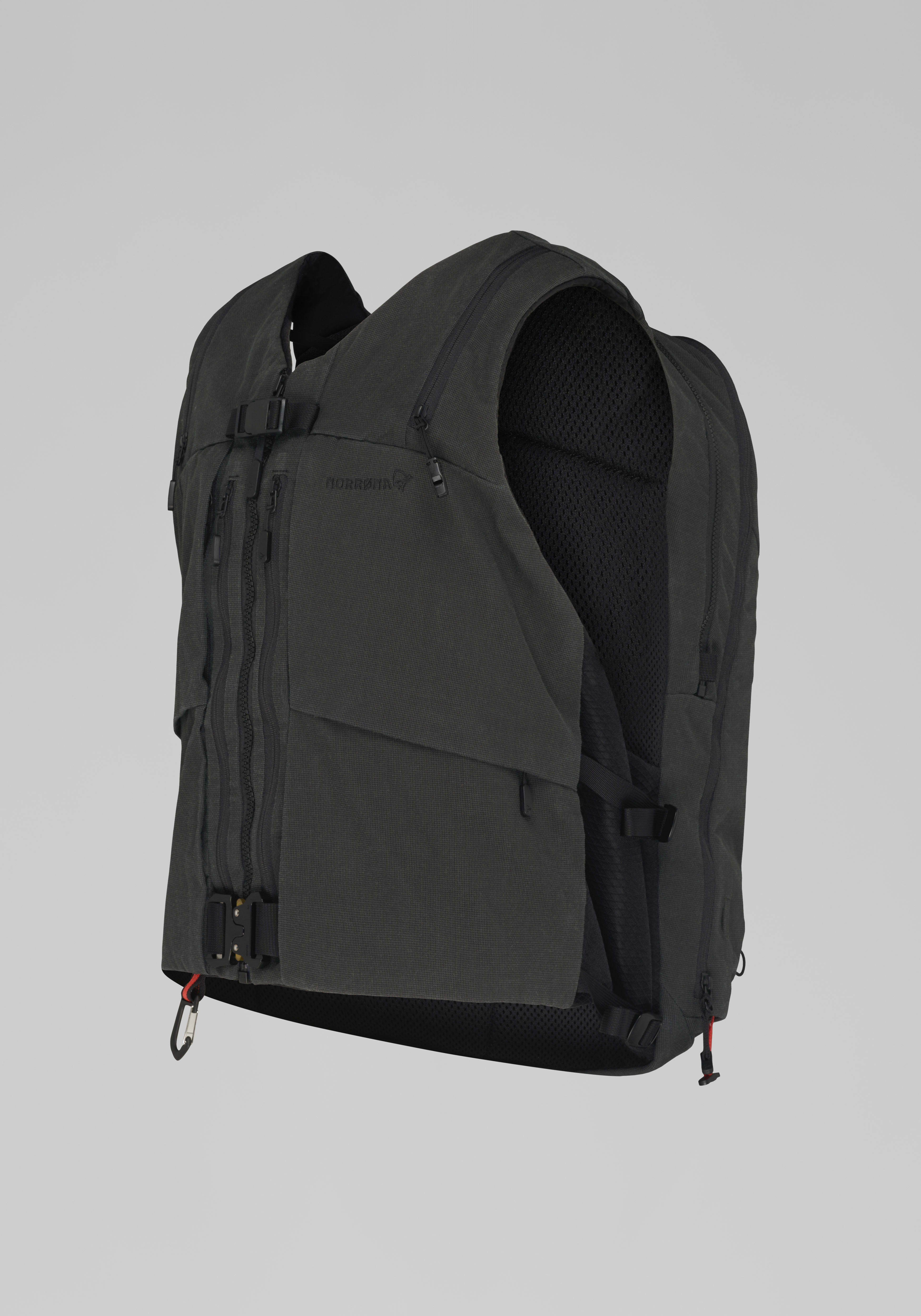 Packshot front right image of lofoten Avi ACE 15L Pack Caviar Black