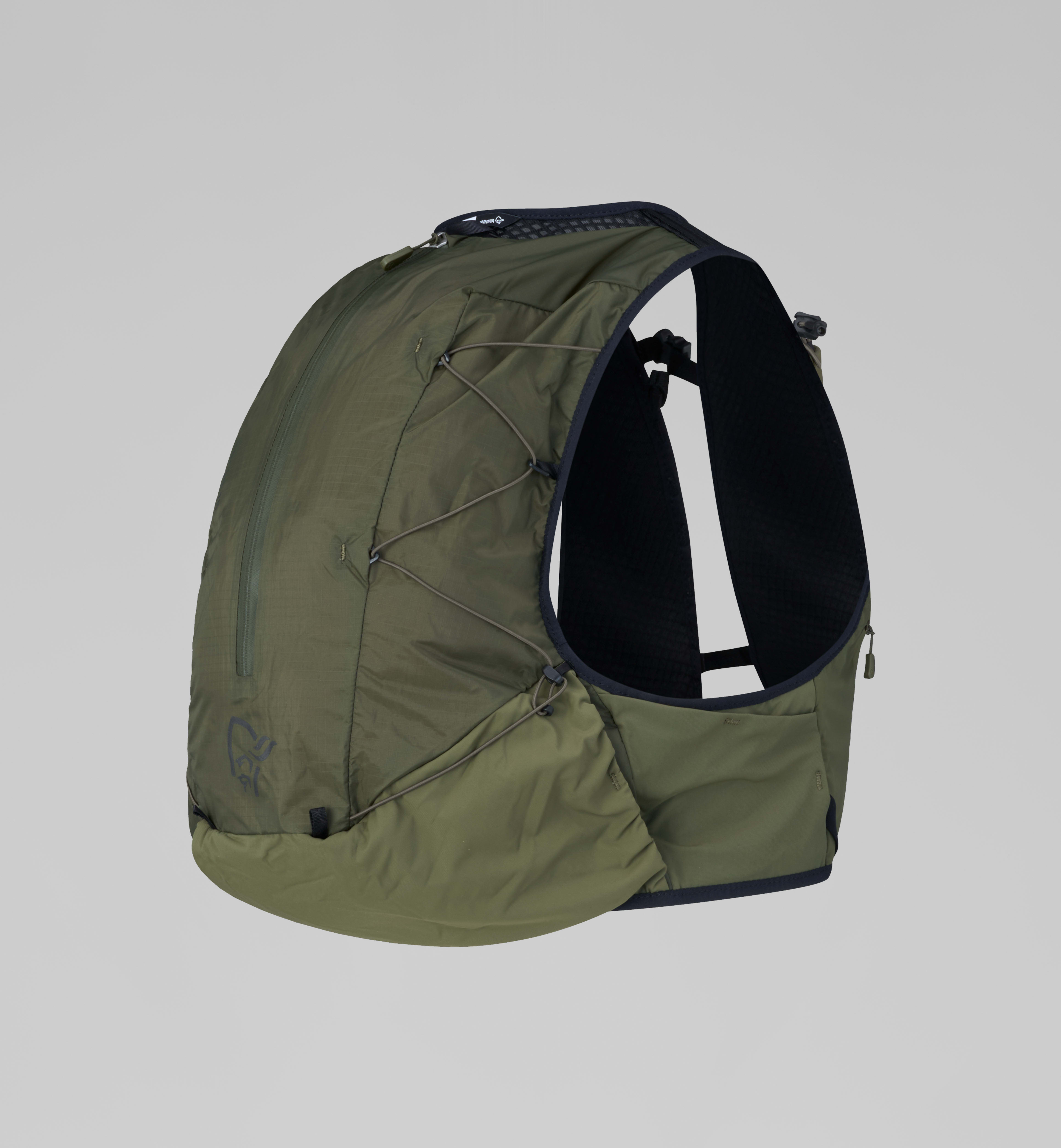 Packshot front left image of senja econyl70 15L Pack Olive Night